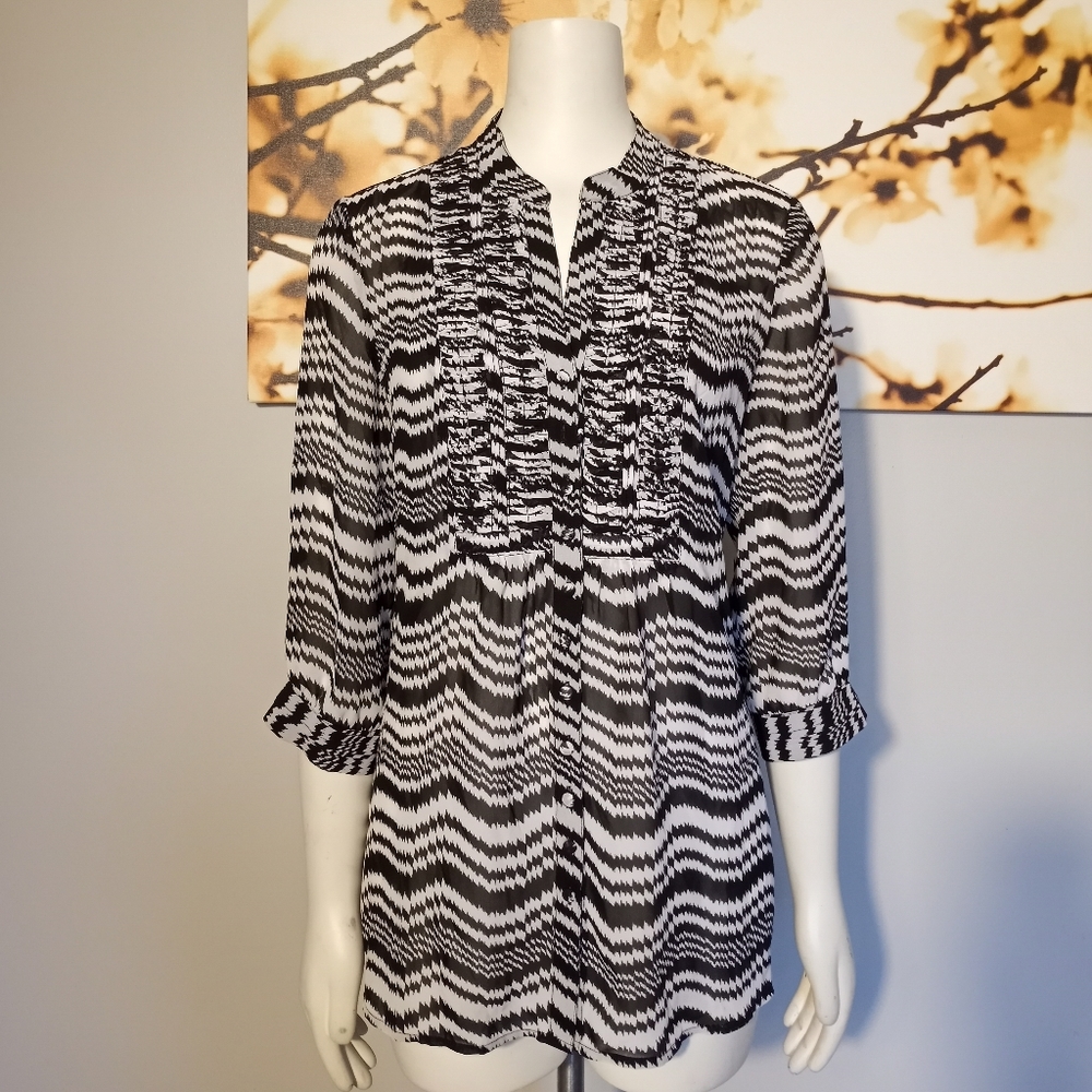 Chicos black and white v neck dressy blouse